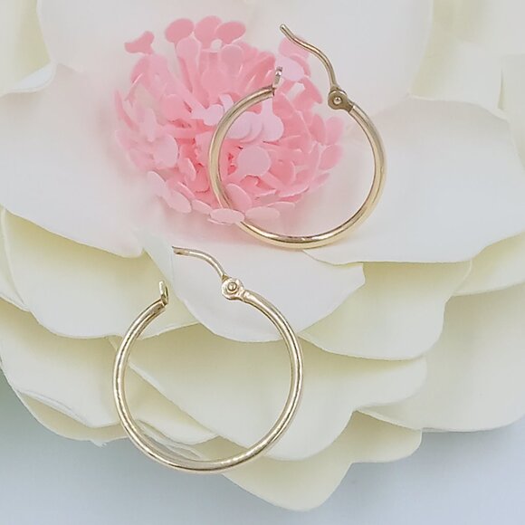 10K YG Huggies - Picture 3 of 11